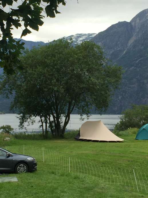 Einem Ort wurde ein Foto hinzugefügt