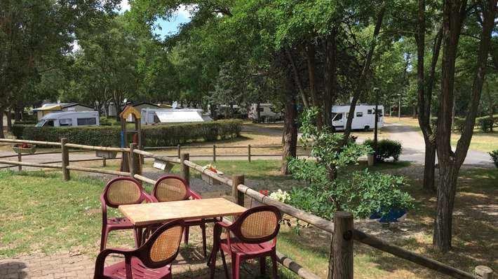 Camping a l'Ombre des Micocouliers