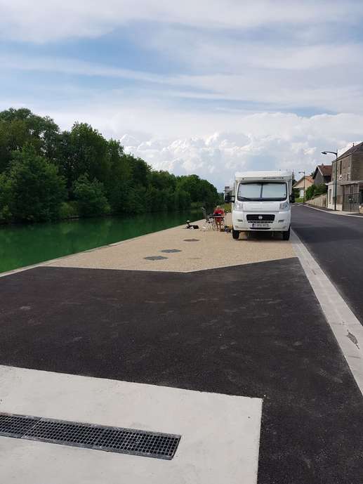 Einem Ort wurde ein Foto hinzugefügt