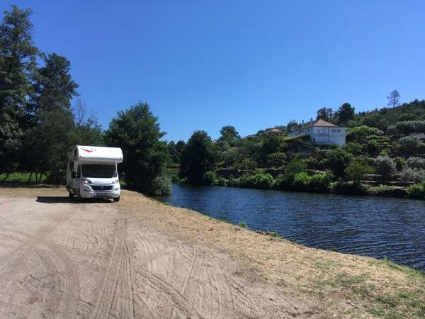 Parking Fornos Gare nabij Rio Mondego