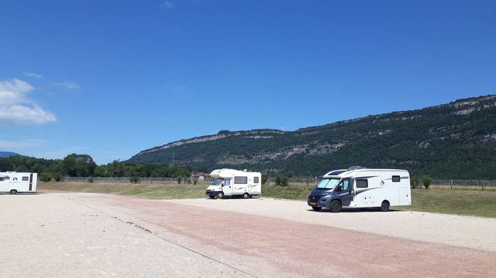Aire CAMPING-CAR PARK de port de Virignin