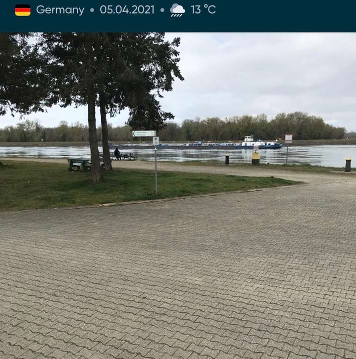 Parking direkt am Rhein