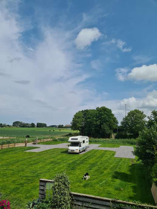 Camperplaats "Oer de Wjuk"