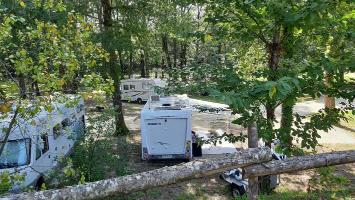 Aire de Campingcar à l'Ombre des Chênes
