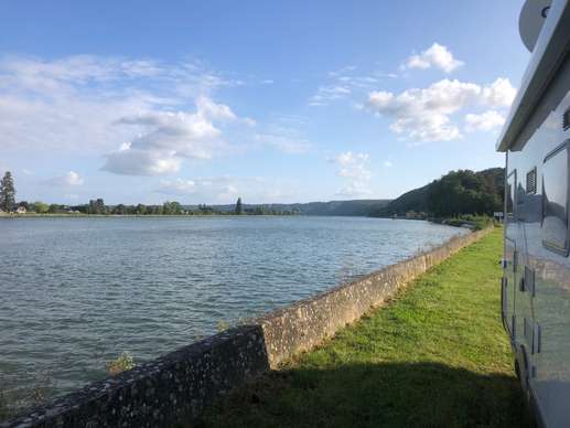Einem Ort wurde ein Foto hinzugefügt