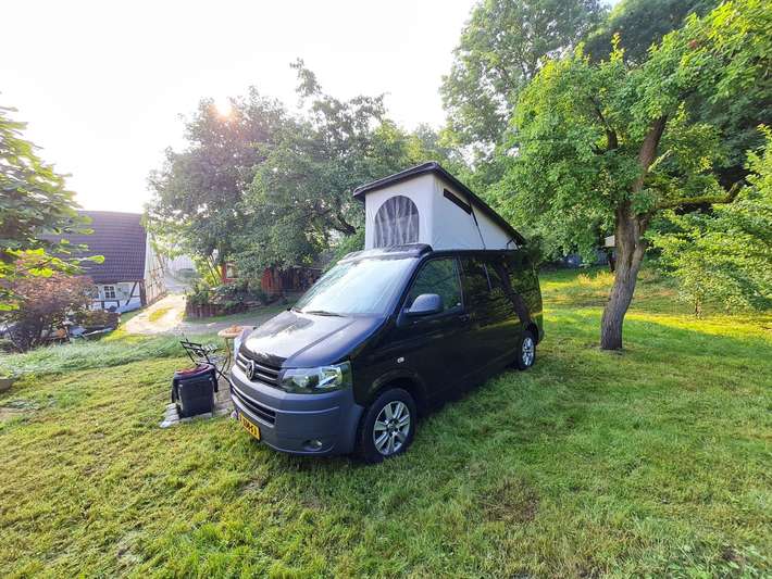 Minicamping-Hintergarten (Bulli's und Zelten)