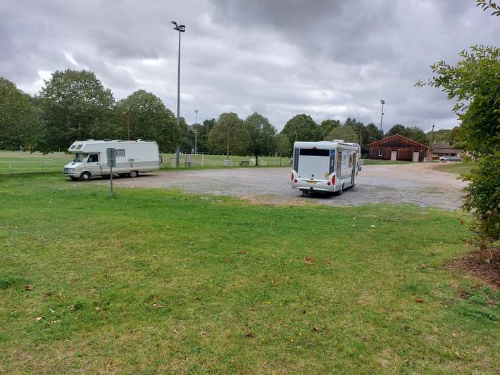 Parking du Stade. Tot aan slagboom oprijden en kaartje trekken via drukknop. Bij afrekening kaartje scannen en digitaal afrekenen met bankpas of creditcard.