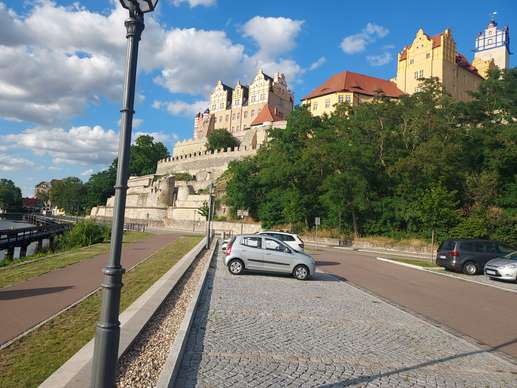 Einem Ort wurde ein Foto hinzugefügt
