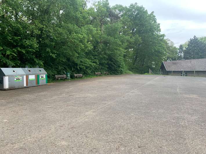 Parkplatz Gedenkstätte mit Kreuz