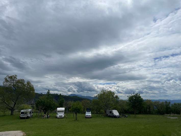 Acampada rural y área de autocaravanas El Plano