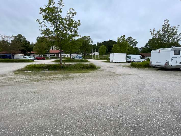 Parkplatz am Sportplatz Neubeuern