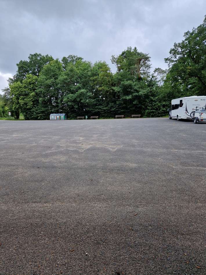 Parkplatz Gedenkstätte mit Kreuz