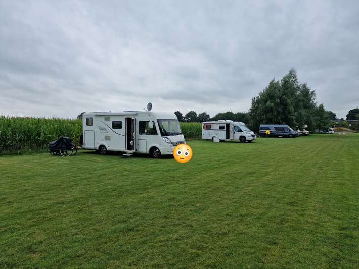 Hüde, Parkplatz im Dorfe