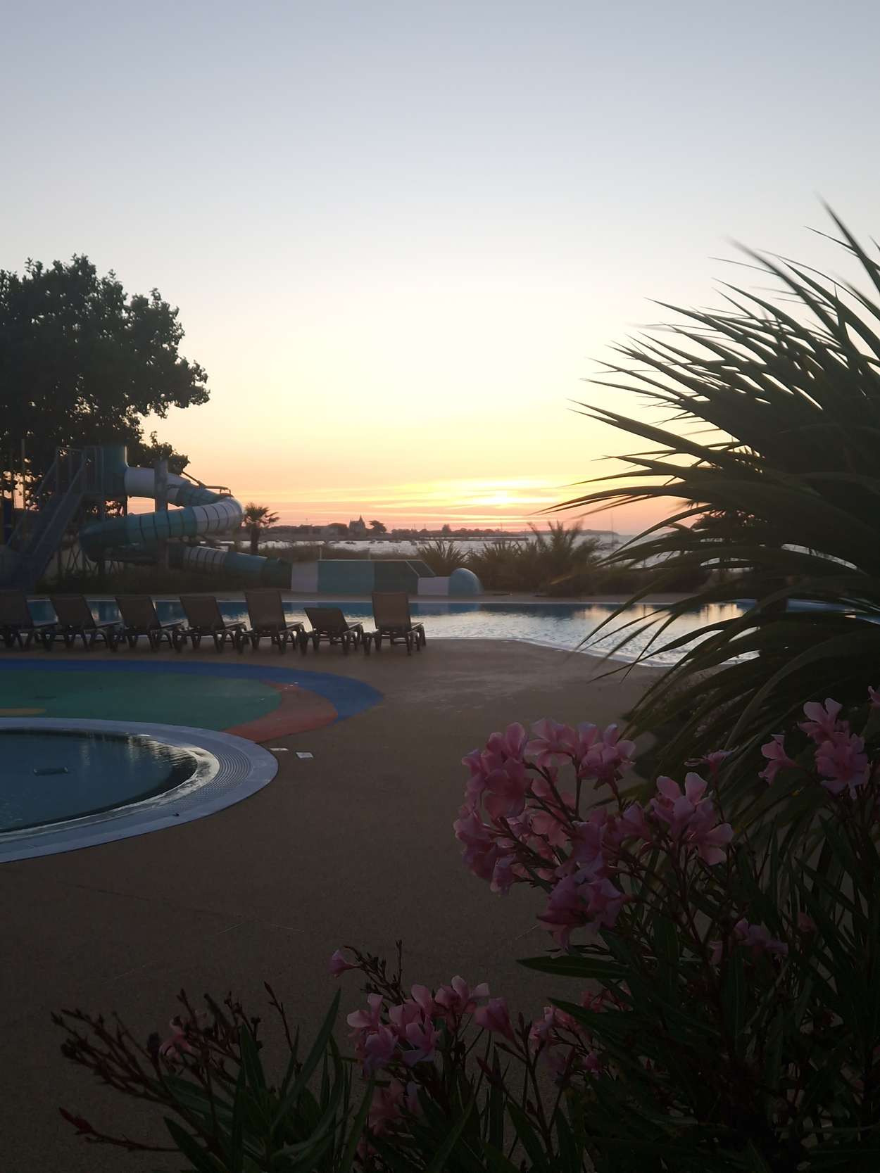 Camping Le Cadoret  Campercontact