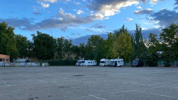 Parking en face Hotel Mercedes