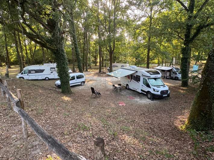 Aire de Campingcar à l'Ombre des Chênes