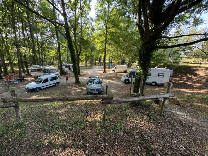 Aire de Campingcar à l'Ombre des Chênes