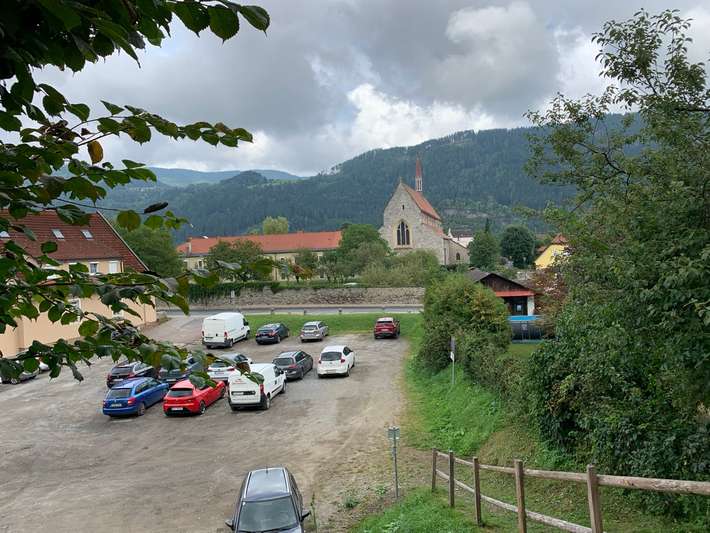 Am Parkplatz in der Neumarkterstraße