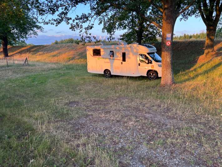 Am Neiße Radweg ! Nur für Wohnmobile und Caravans mit eigener Toilette ! Keine Pkw‘ s ohne WC bitte!