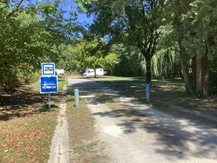 Aire de services et stationnement camping car