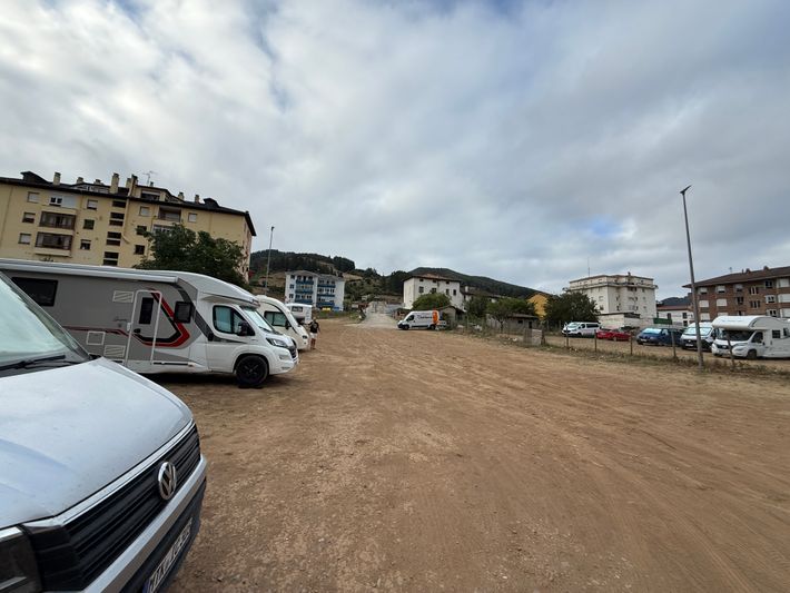 Parking aan rand van Potes