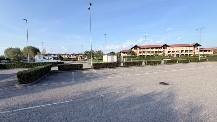 Parking face centre sportif