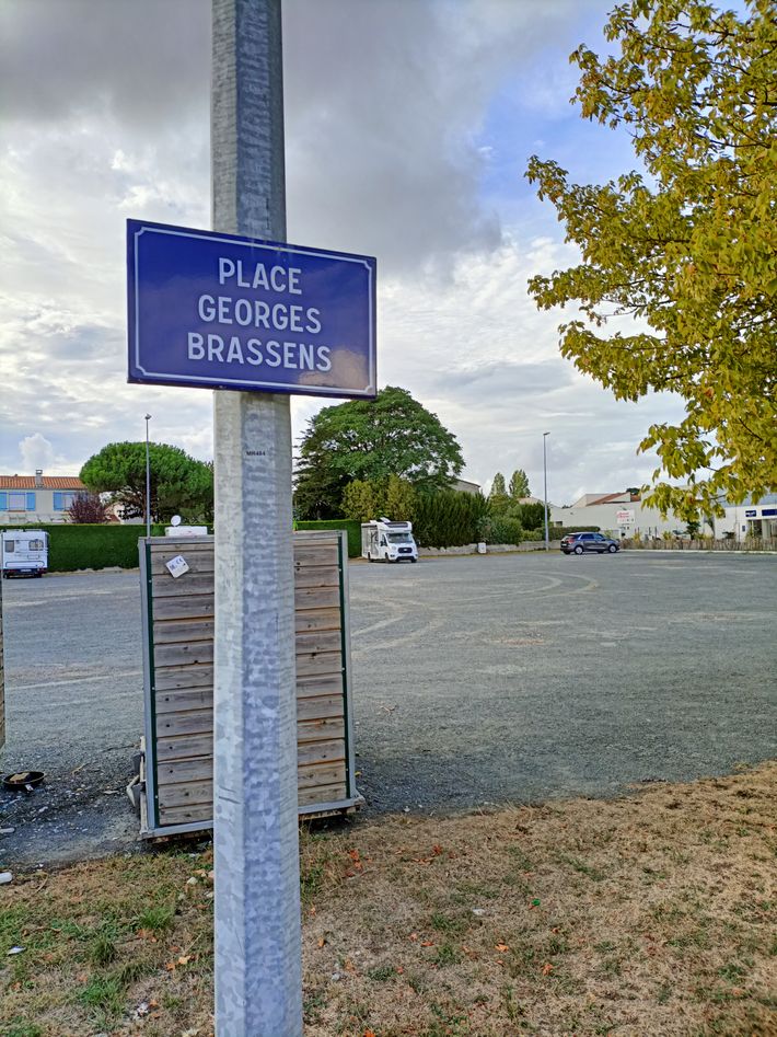 Aire de camping-cars de Marennes-Hiers-Brouage - [AireServices] Place Brassens
