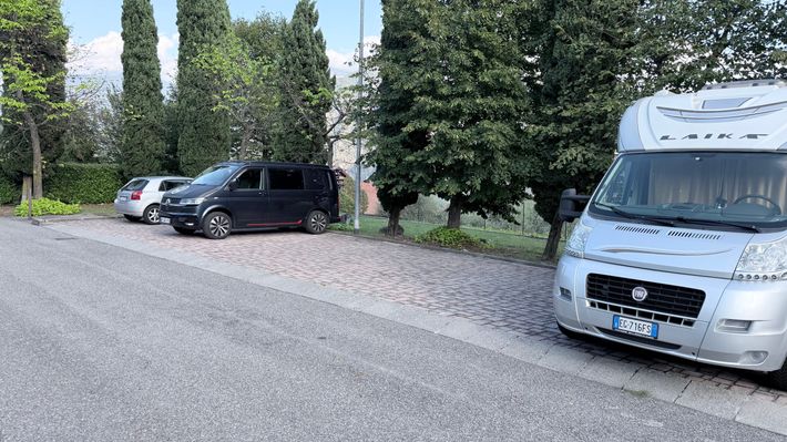 Parking sur les hauteurs de riva di solto