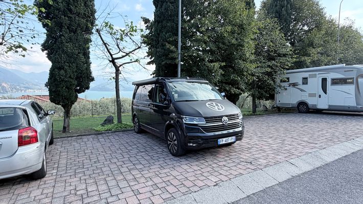 Parking sur les hauteurs de riva di solto