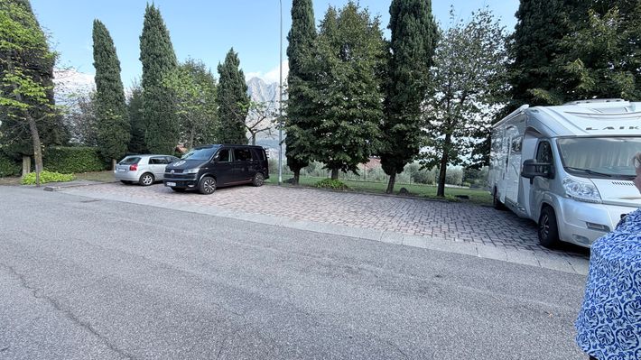 Parking sur les hauteurs de riva di solto