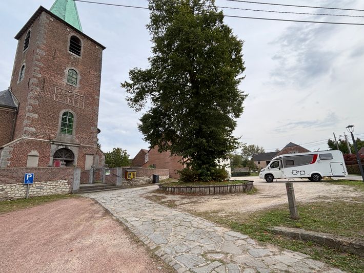 Parkeerplaats bij Église Saints-Martin-et-Brice de Nil-Saint-Vincent
