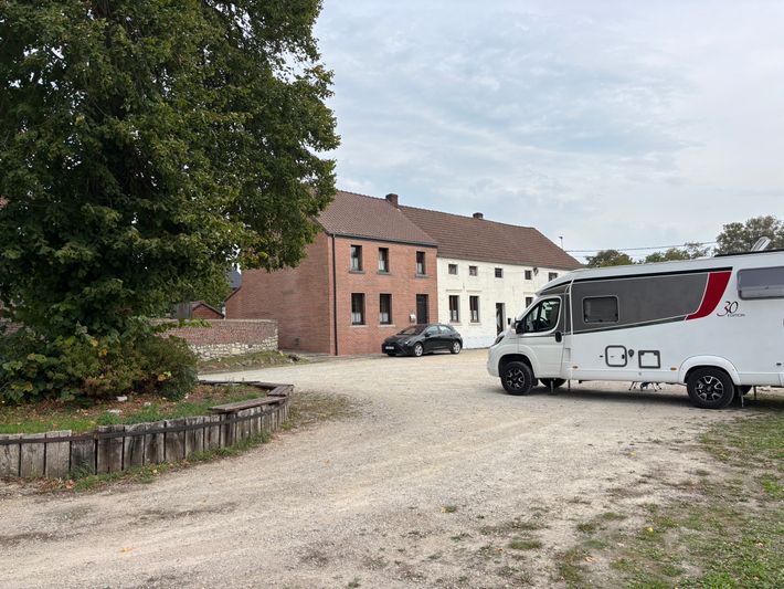 Parkeerplaats bij Église Saints-Martin-et-Brice de Nil-Saint-Vincent