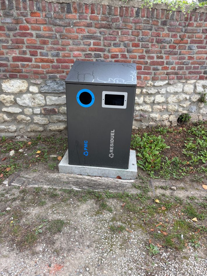 Parkeerplaats bij Église Saints-Martin-et-Brice de Nil-Saint-Vincent