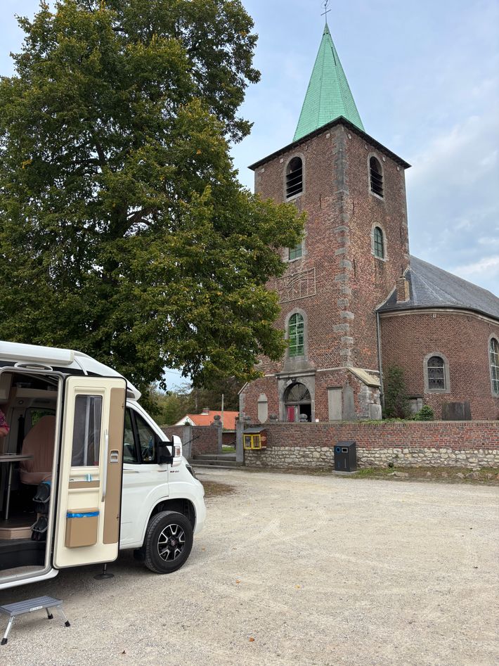 Parkeerplaats bij Église Saints-Martin-et-Brice de Nil-Saint-Vincent