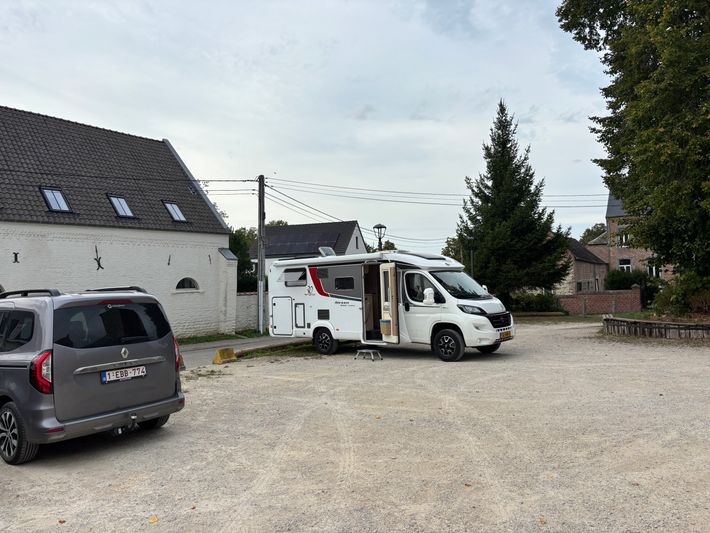 Parkeerplaats bij Église Saints-Martin-et-Brice de Nil-Saint-Vincent