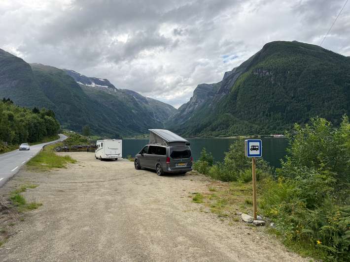 Parkeerplaats aan de Sognefjord