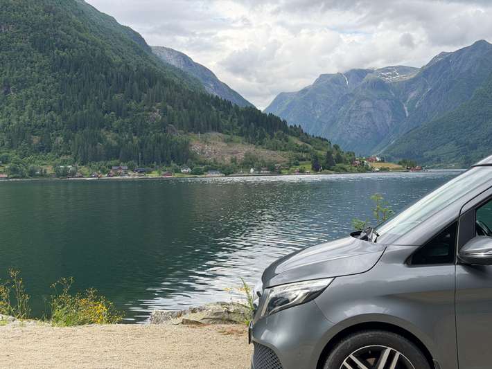 Parkeerplaats aan de Sognefjord