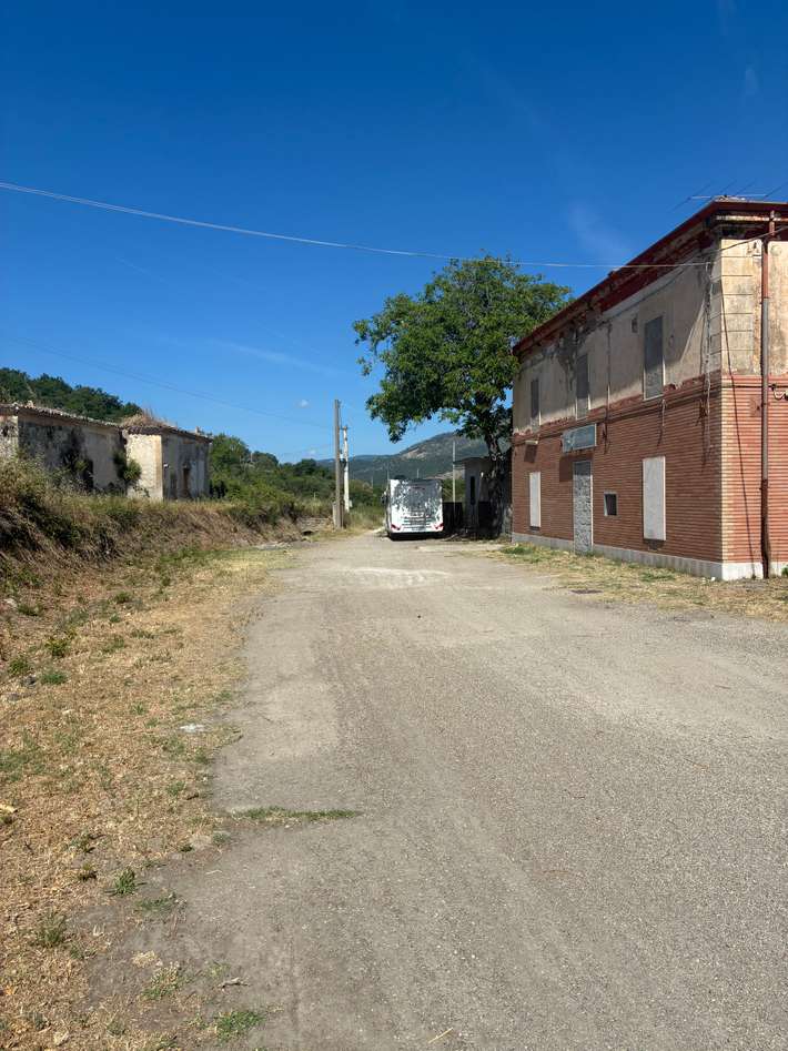 Parkplatz am ehemaligen Bahnhof von Calciano